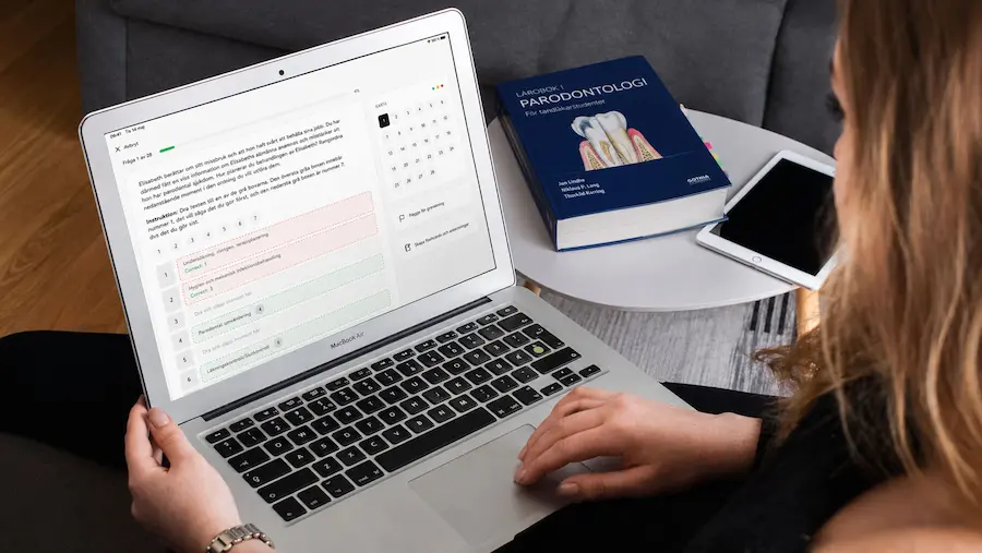 En person pluggar till kunskapsprovet med Diso på en laptop